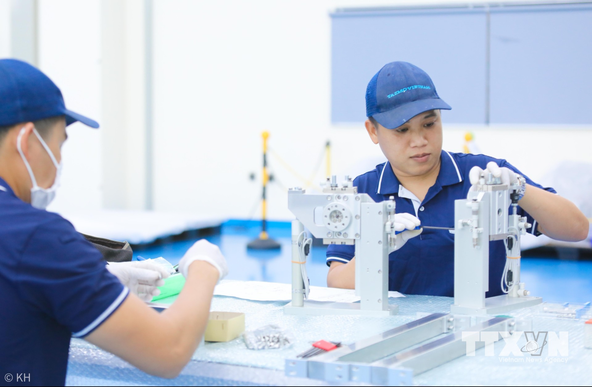Một công đoạn trong quy trình sản xuất chíp điện tử. (Ảnh: Thành Phương/TTXVN)
